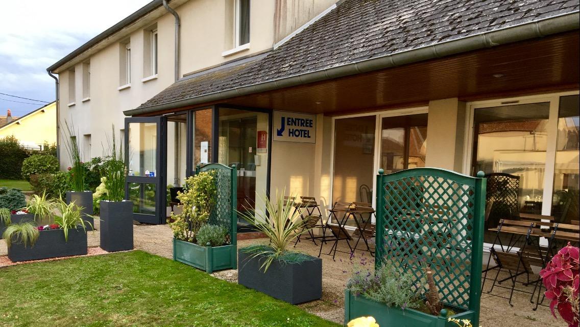 Hotel Le Dauphin Saint-Denis-de l'Hotel Exterior photo